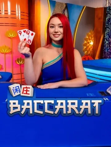 Une croupière aux cheveux rouges montre ses cartes à la table de Baccarat d'Iconic21